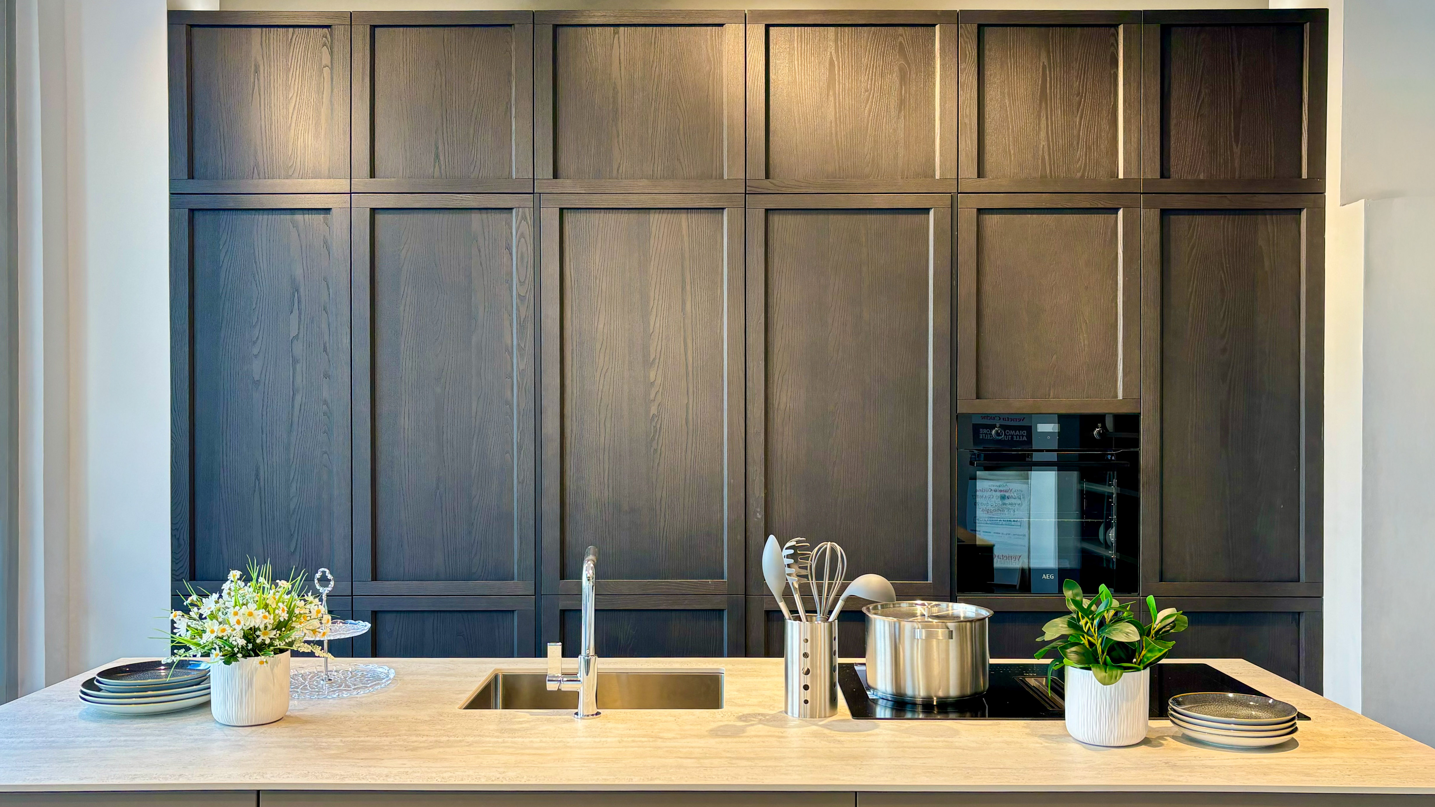 Convivio con scrigno ed isola Iconica laccato cappuccino - Image