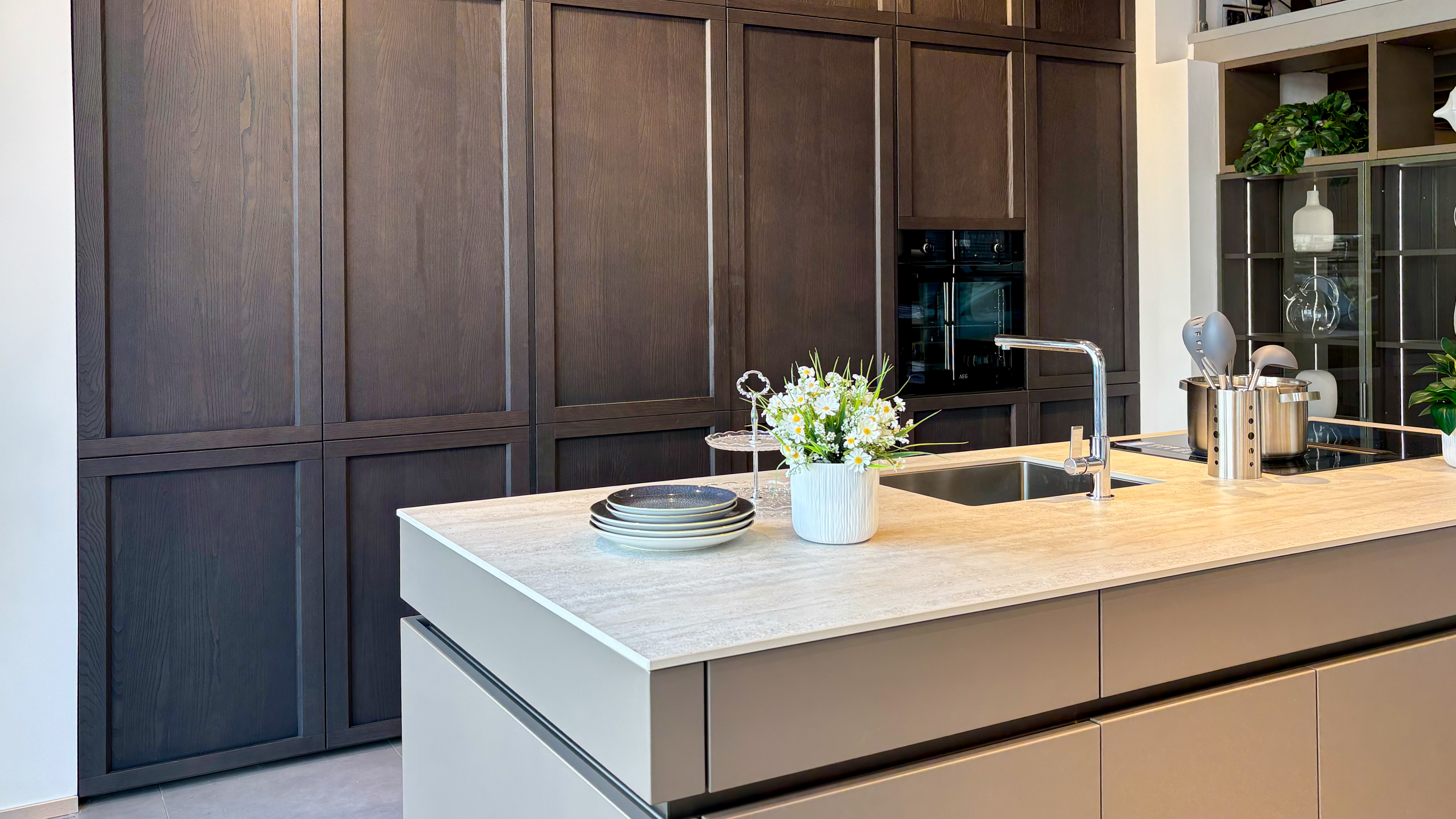 Convivio con scrigno ed isola Iconica laccato cappuccino - Image