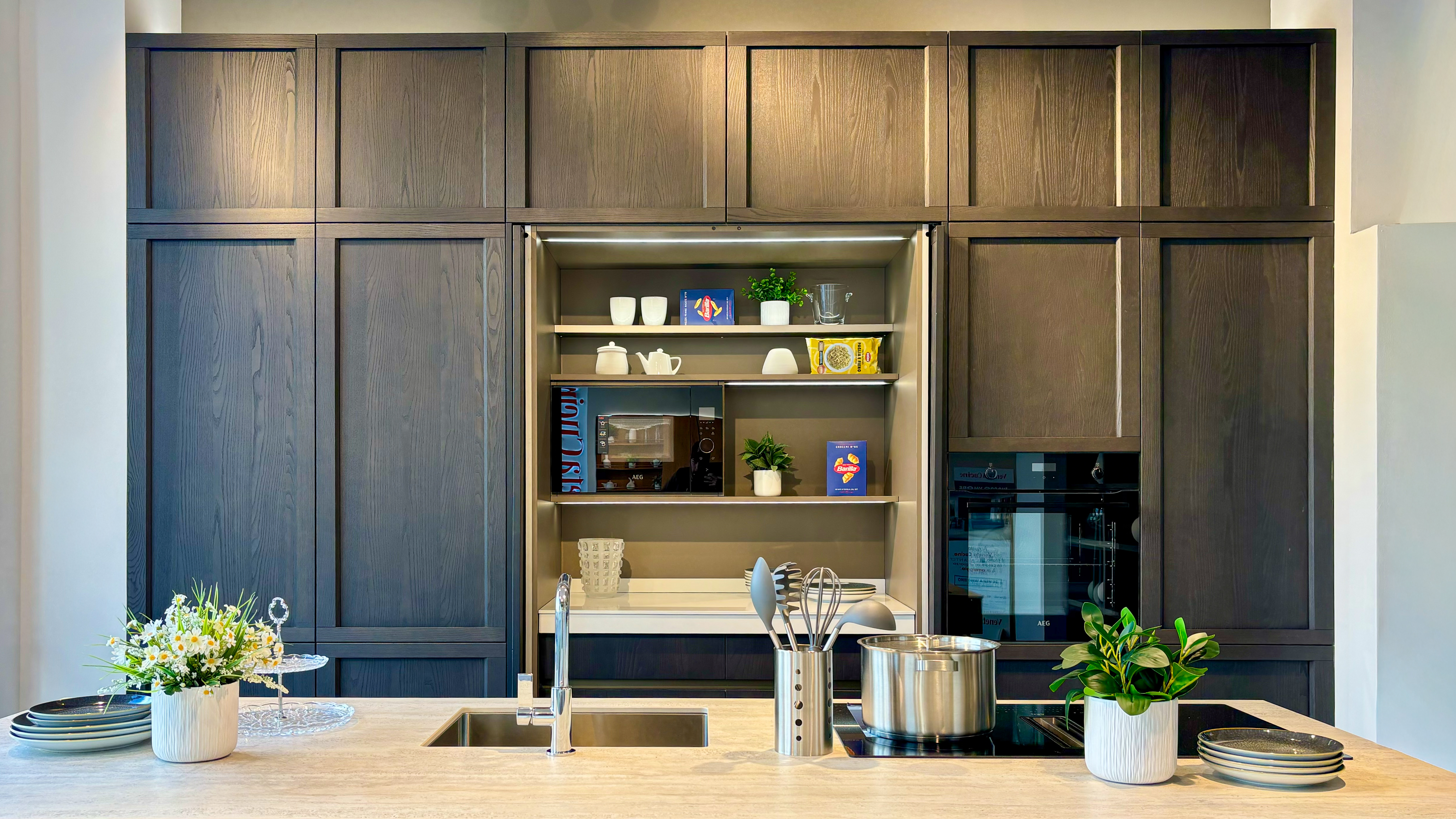 Convivio con scrigno ed isola Iconica laccato cappuccino - Image