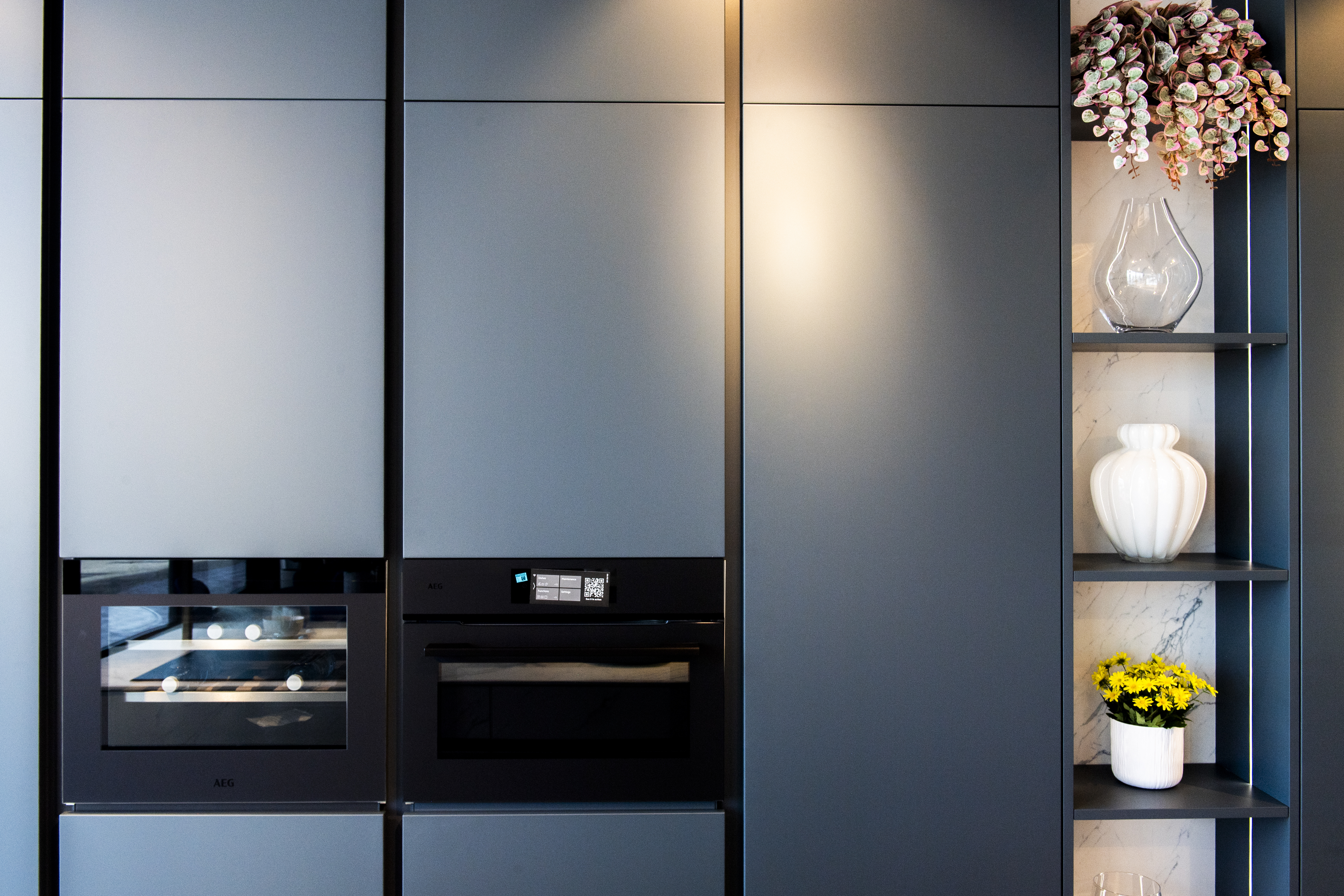 ICONICA : LACCATO OPACO ULTRA BLU     ISOLA MONOLITICA : ANTE E TOP CERAMICA CALACATTA - Image