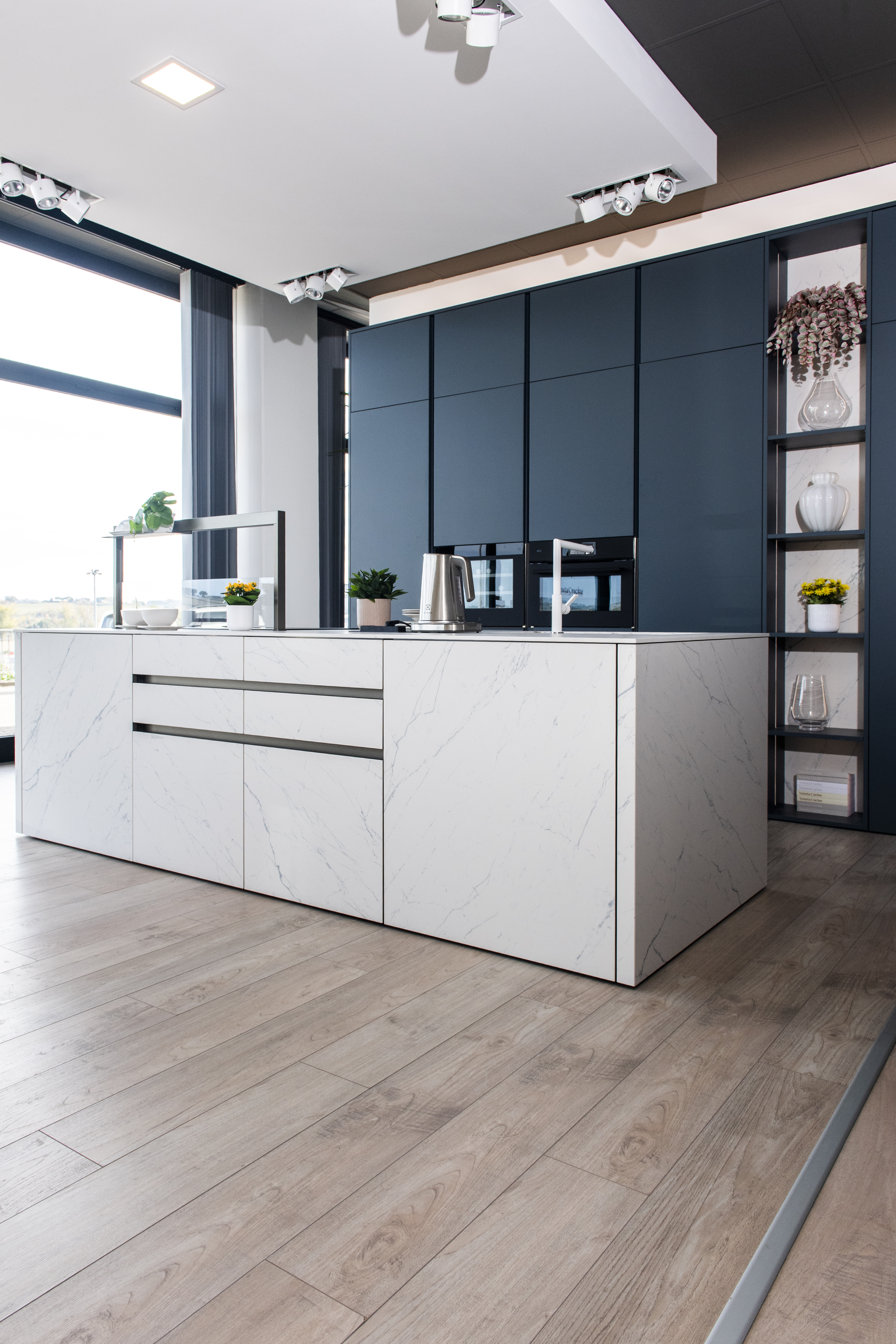 ICONICA : LACCATO OPACO ULTRA BLU     ISOLA MONOLITICA : ANTE E TOP CERAMICA CALACATTA - Image