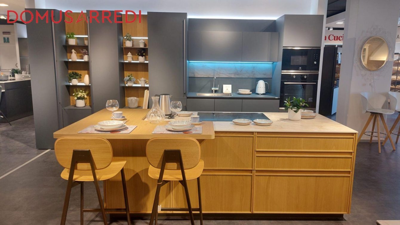 VENETA CUCINE SAKURA & LOUNGE – ROVERE IKEBANA, SOFT DENIM E CARANTO KER MACCHIA VECCHIA - Image