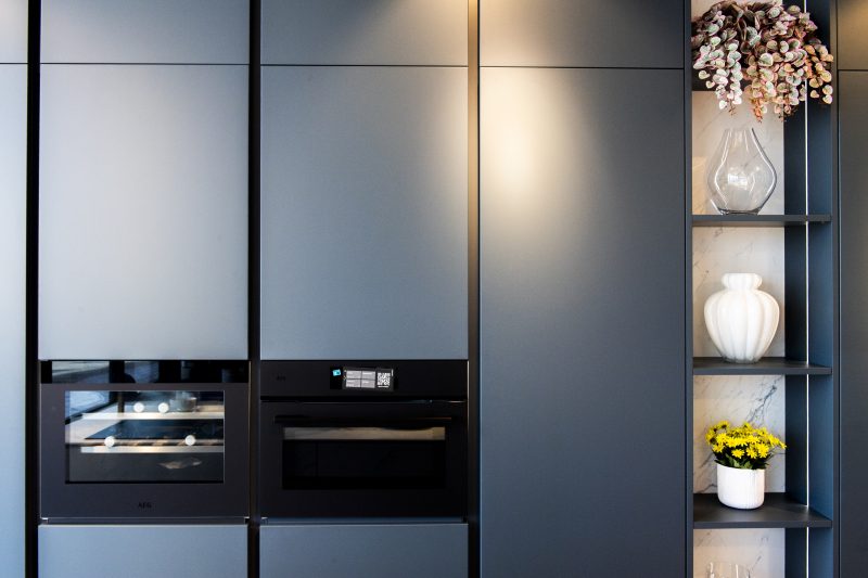 ICONICA : LACCATO OPACO ULTRA BLU     ISOLA MONOLITICA : ANTE E TOP CERAMICA CALACATTA - Image