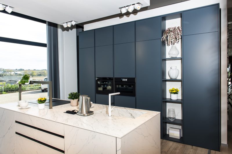 ICONICA : LACCATO OPACO ULTRA BLU     ISOLA MONOLITICA : ANTE E TOP CERAMICA CALACATTA - Image