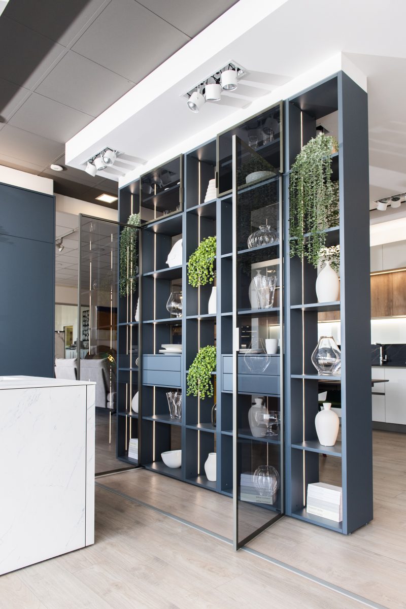 ICONICA : LACCATO OPACO ULTRA BLU     ISOLA MONOLITICA : ANTE E TOP CERAMICA CALACATTA - Image