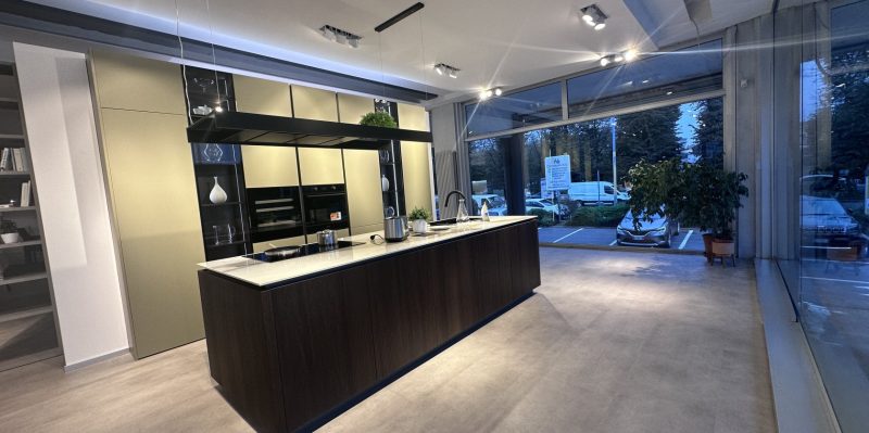 Lounge cannete' rovere scuro e vetro opaco verde militare - Image