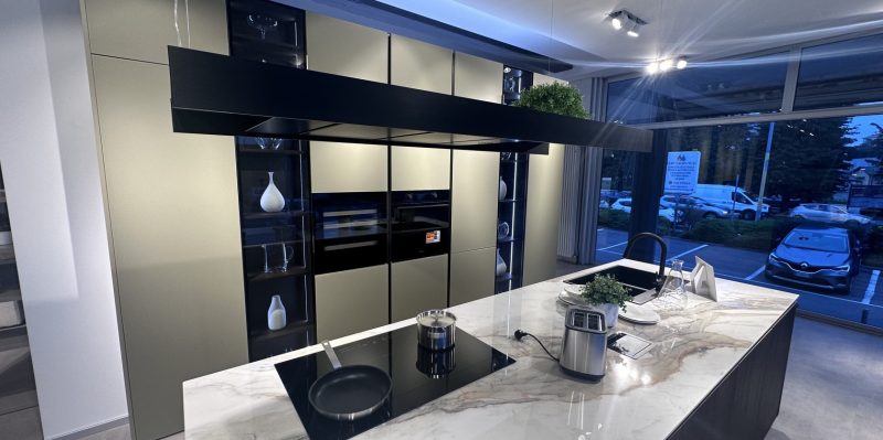 Lounge cannete' rovere scuro e vetro opaco verde militare - Image