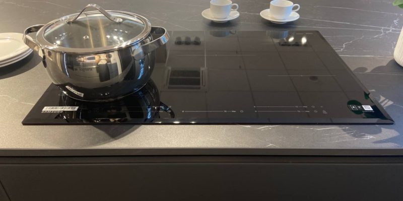 Cucina con isola e snack allungabile modello LOUNGE - Image