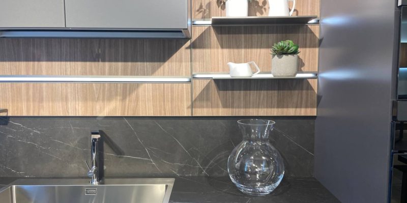 Cucina con isola e snack allungabile modello LOUNGE - Image