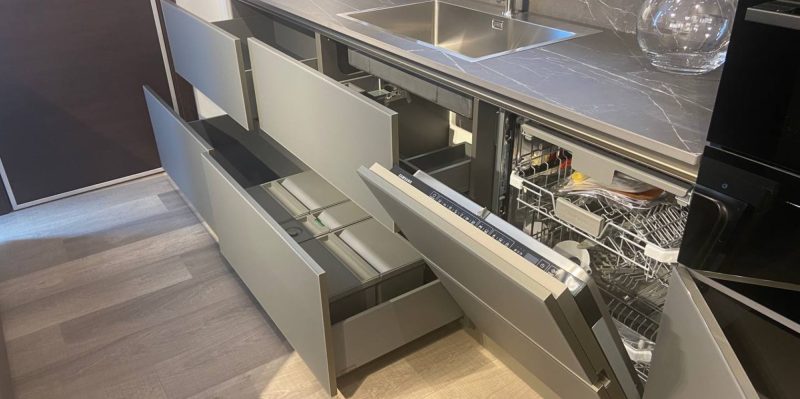 Cucina con isola e snack allungabile modello LOUNGE - Image