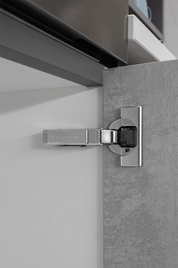 Ante con cerniere e guide ammortizzate per una chiusura soft