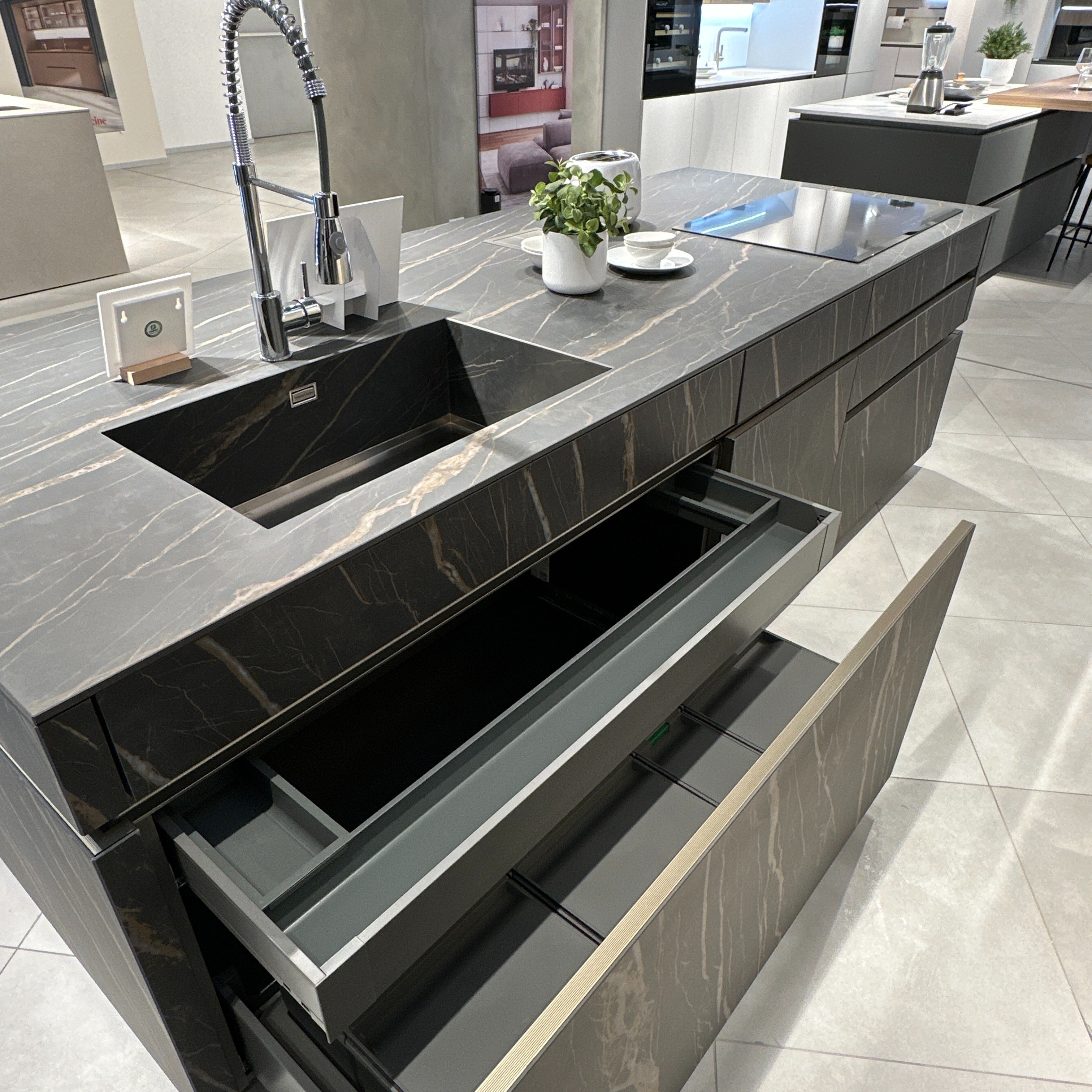 Magnifica Cucina con Isola Modello ICONICA: L'Essenza del Design in Gres Nero Imperiale - Image