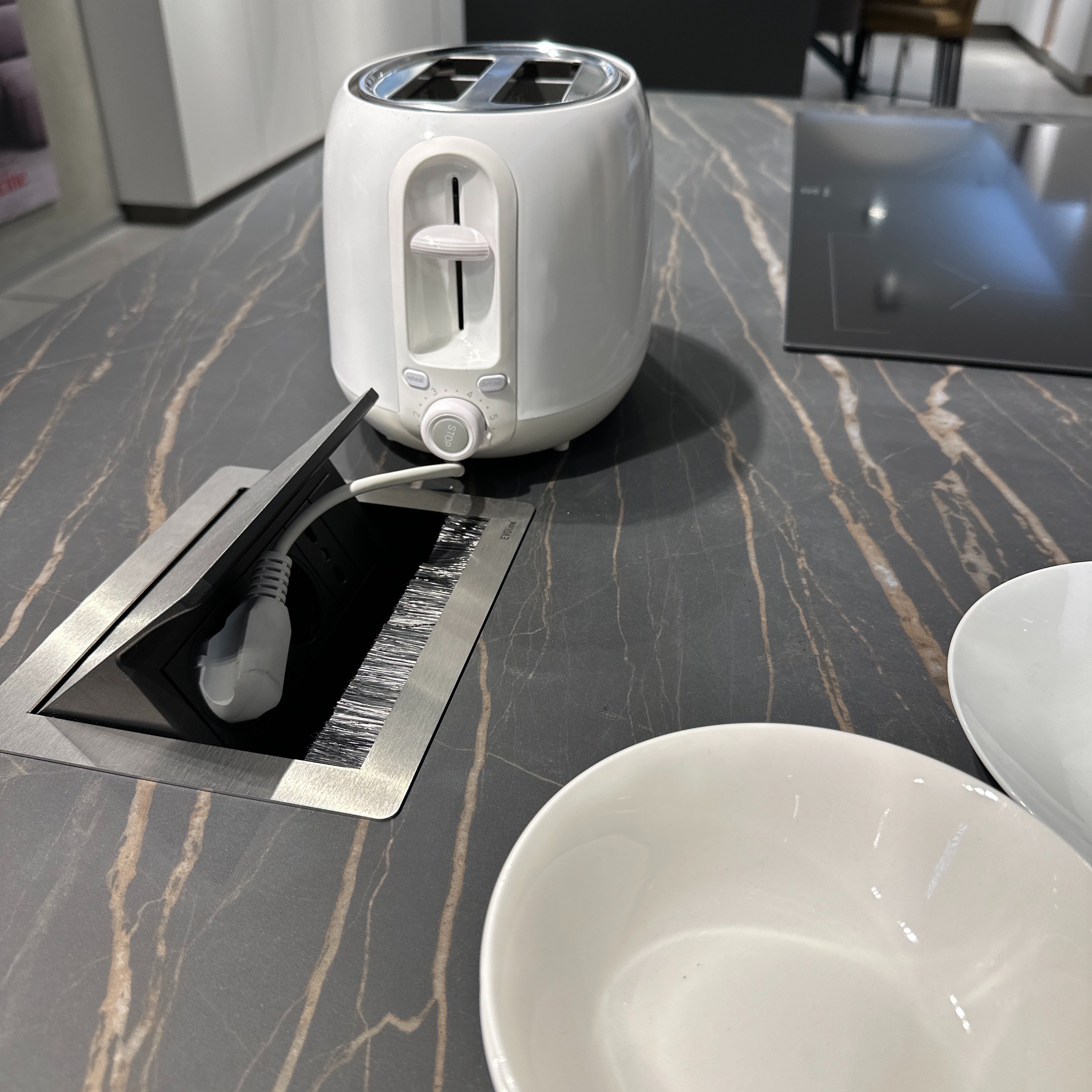 Magnifica Cucina con Isola Modello ICONICA: L'Essenza del Design in Gres Nero Imperiale - Image