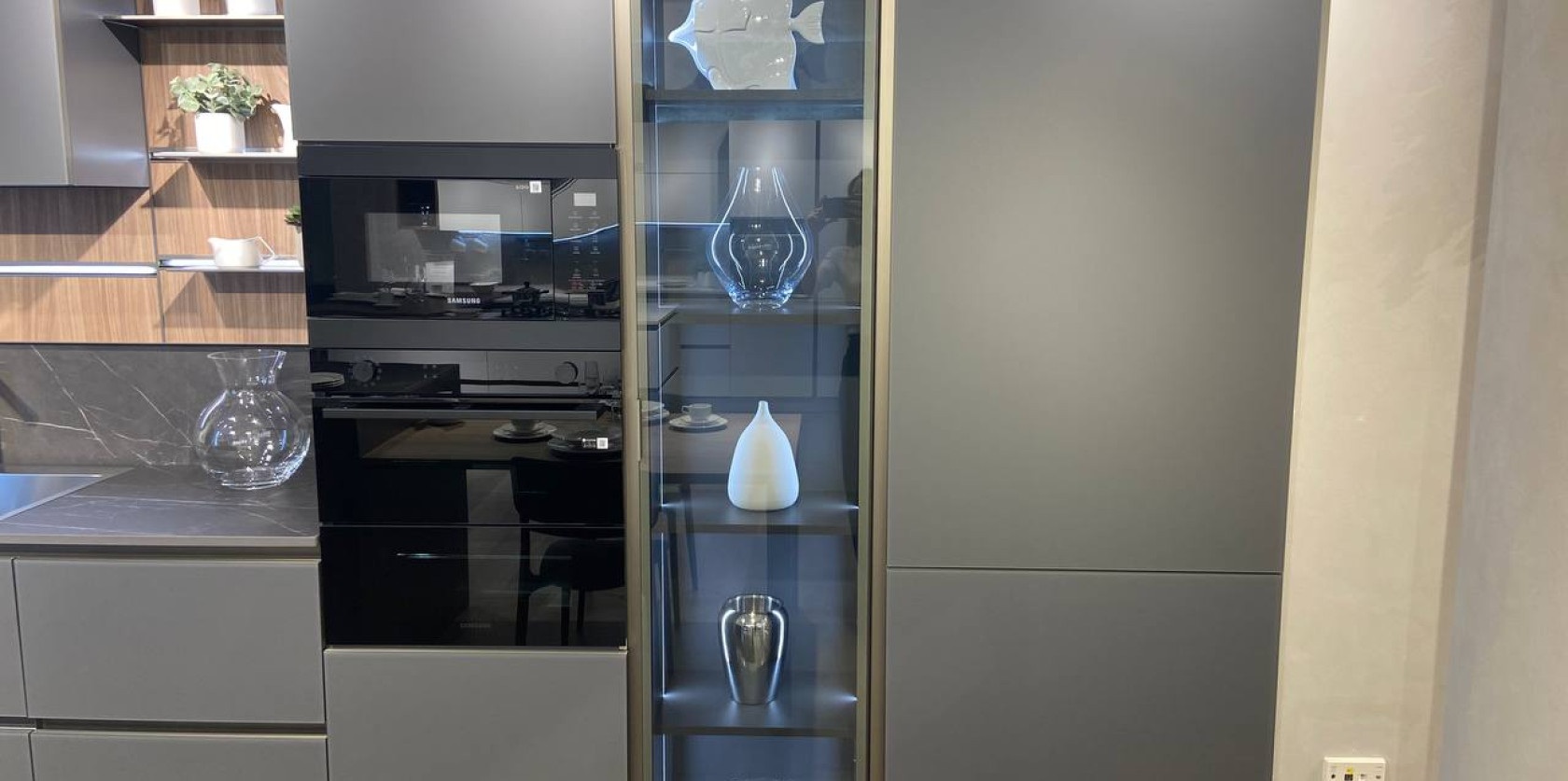 Cucina con isola e snack allungabile modello LOUNGE - Image