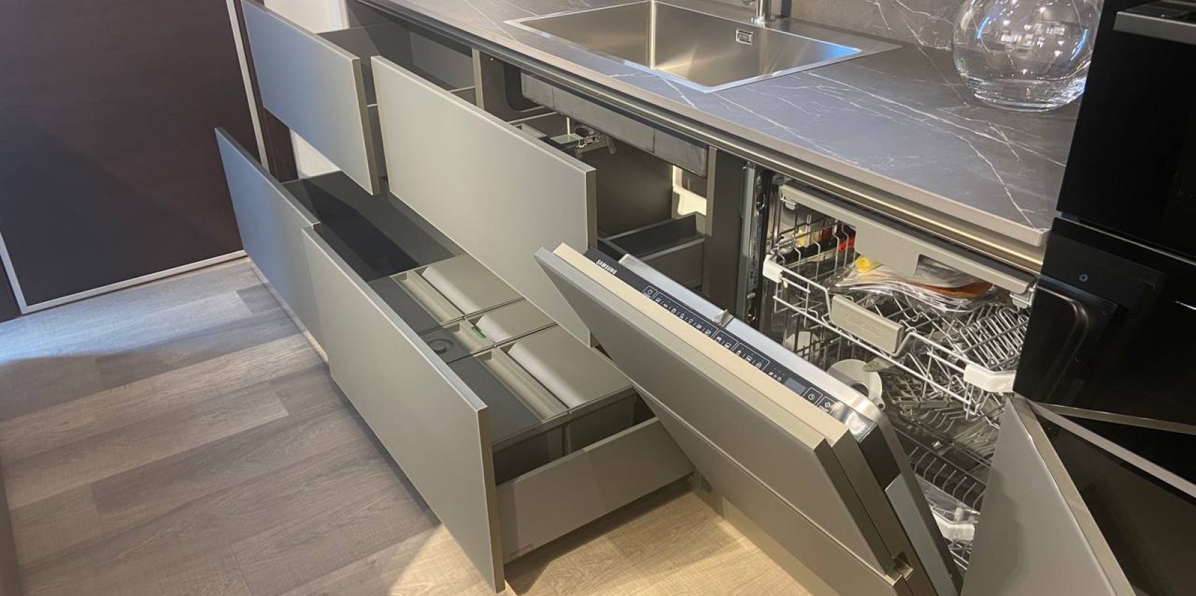 Cucina con isola e snack allungabile modello LOUNGE - Image