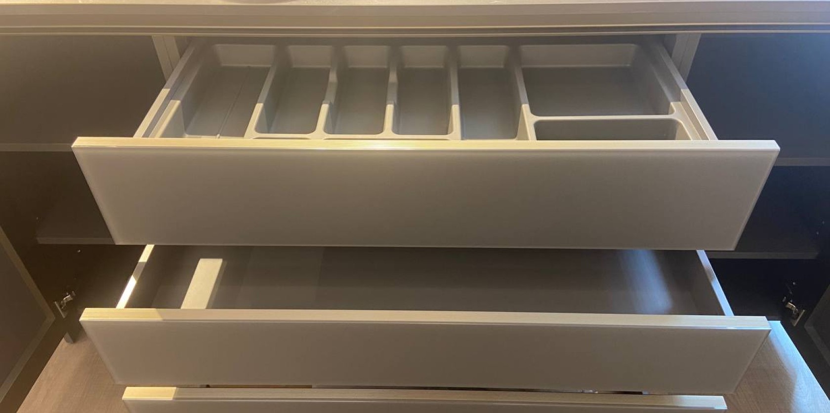 Cucina con isola e snack allungabile modello LOUNGE - Image