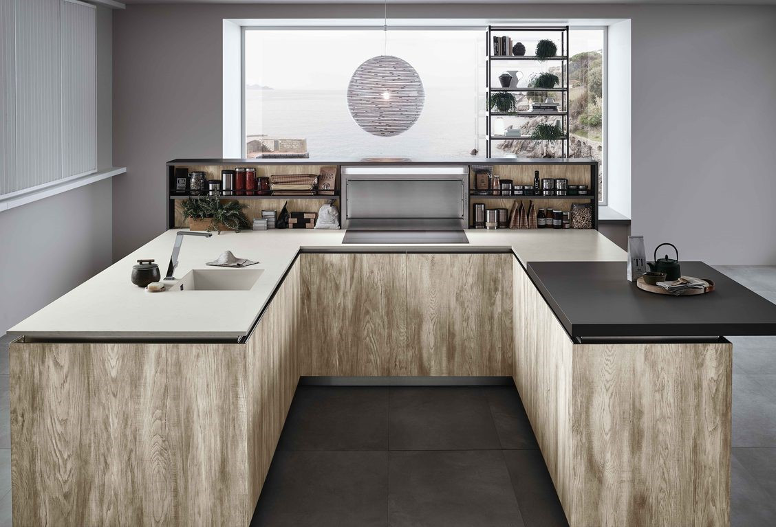 Fonctionnelle, commode et pratique, la cuisine en U est parfaite pour qui aime cuisiner en ayant tout à portée de main. Entrez et découvrez les caractéristiques des cuisines en U !