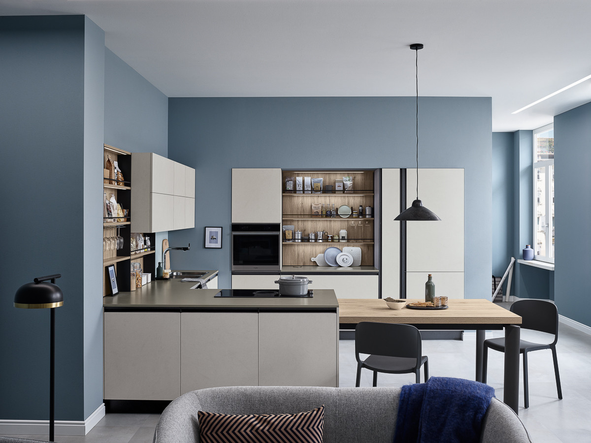 Intégrer la table à la péninsule est une réponse intelligente à un style de vie toujours plus frénétique. Entrez pour découvrir les tips de Veneta Cucine sur la table péninsule !