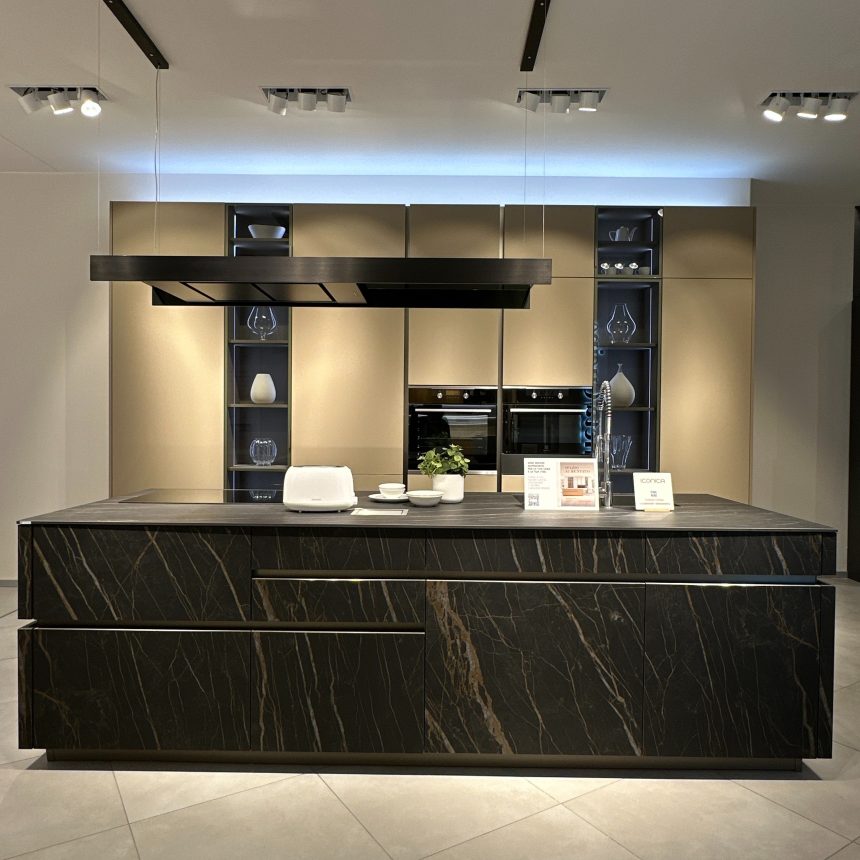 Magnifica Cucina con Isola Modello ICONICA: L'Essenza del Design in Gres Nero Imperiale - Image