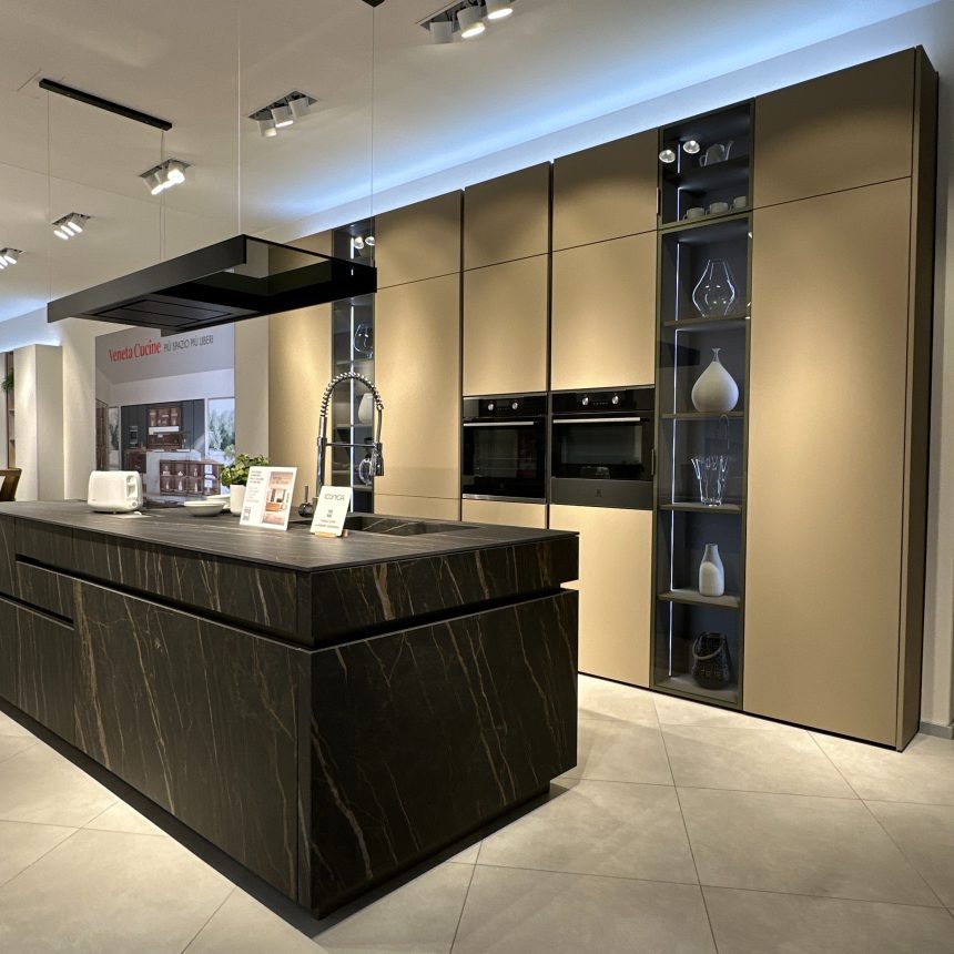 Magnifica Cucina con Isola Modello ICONICA: L'Essenza del Design in Gres Nero Imperiale - Image