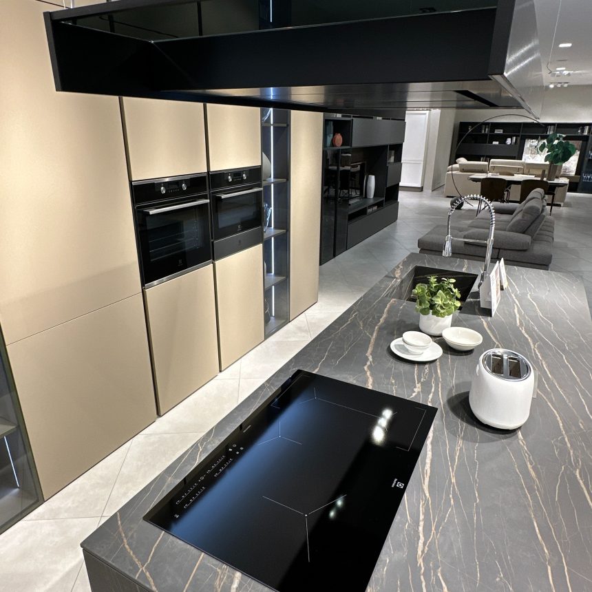 Magnifica Cucina con Isola Modello ICONICA: L'Essenza del Design in Gres Nero Imperiale - Image