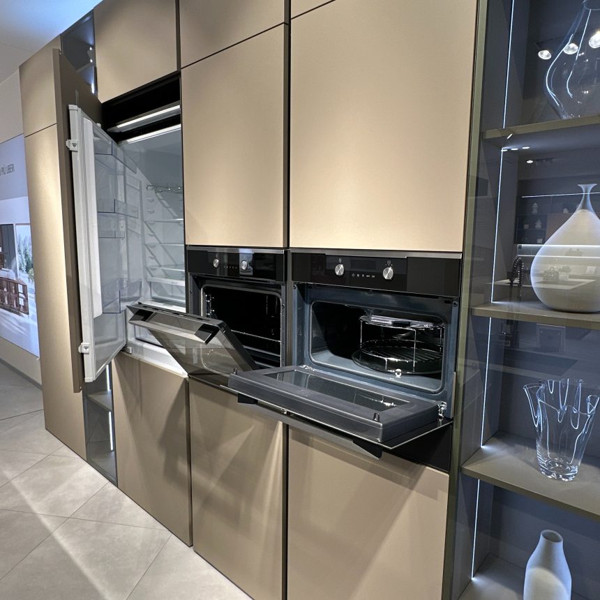 Magnifica Cucina con Isola Modello ICONICA: L'Essenza del Design in Gres Nero Imperiale - Image