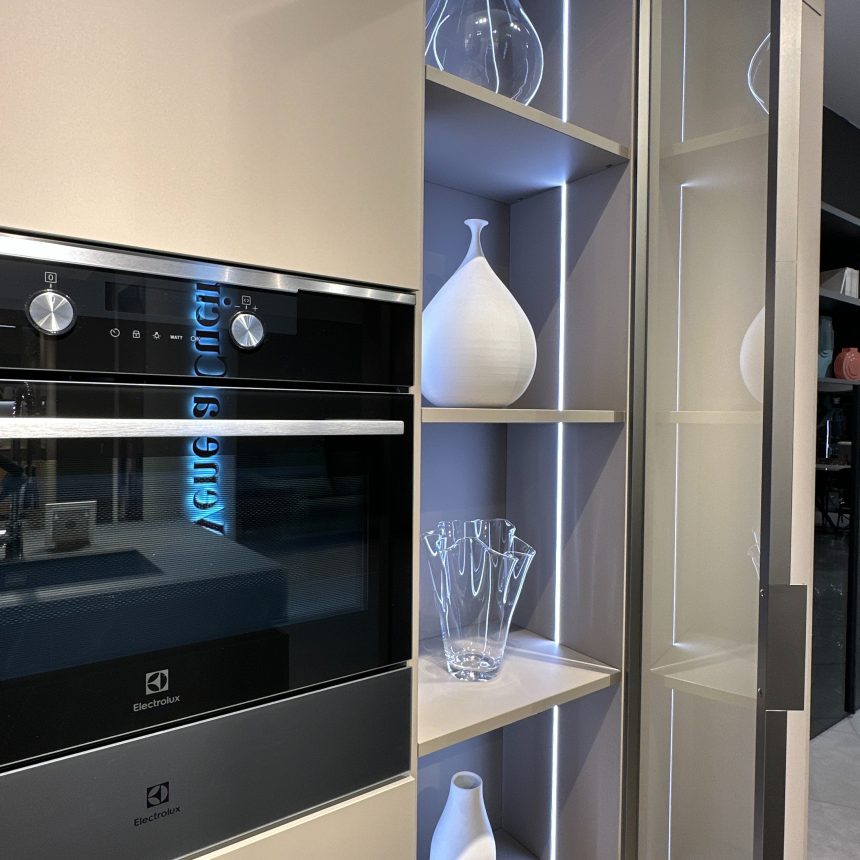 Magnifica Cucina con Isola Modello ICONICA: L'Essenza del Design in Gres Nero Imperiale - Image