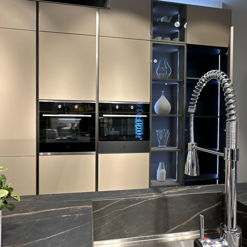 Magnifica Cucina con Isola Modello ICONICA: L'Essenza del Design in Gres Nero Imperiale - Image