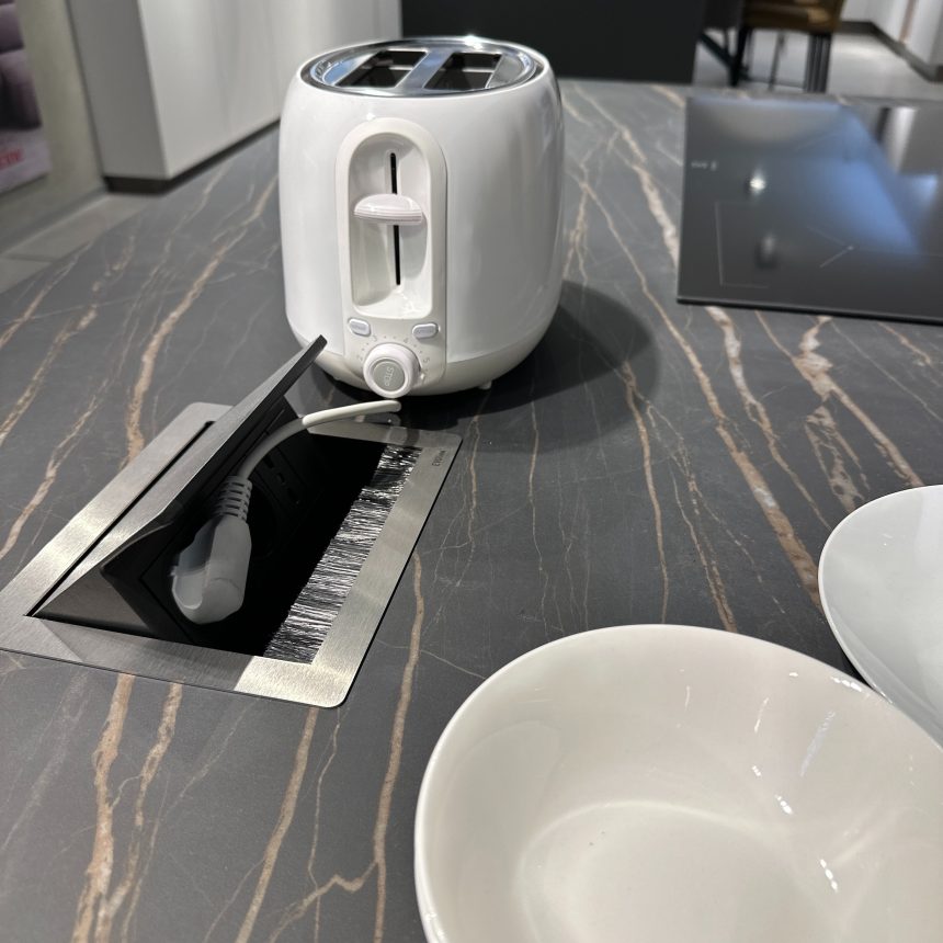 Magnifica Cucina con Isola Modello ICONICA: L'Essenza del Design in Gres Nero Imperiale - Image