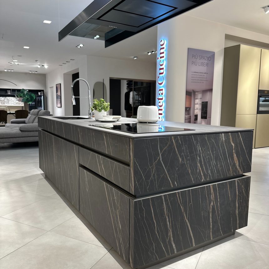 Magnifica Cucina con Isola Modello ICONICA: L'Essenza del Design in Gres Nero Imperiale - Image