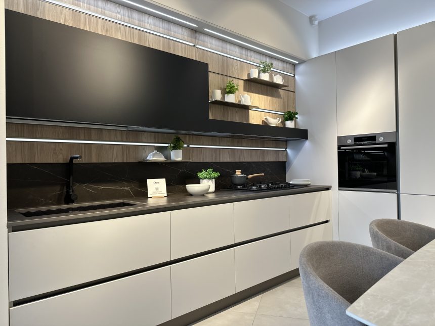 Raffinata Cucina Modello OYSTER: Contrasti di Luce, Marmo Dark Marquina e Funzionalità Totale - Image