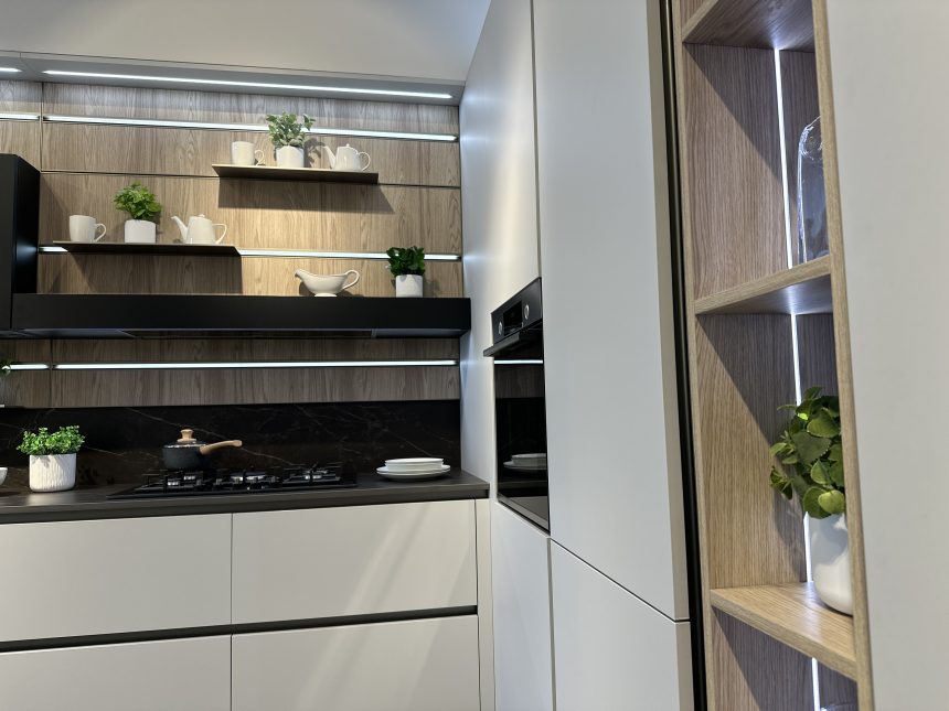 Raffinata Cucina Modello OYSTER: Contrasti di Luce, Marmo Dark Marquina e Funzionalità Totale - Image