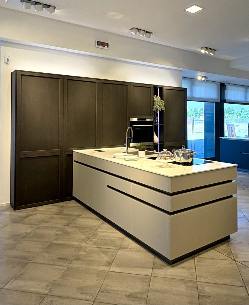 Cucina con Isola Veneta Cucine CONVIVIO LEGNO FRASSINO E ICONICA IN VETRO OPACO Rinnovo Expo - Image