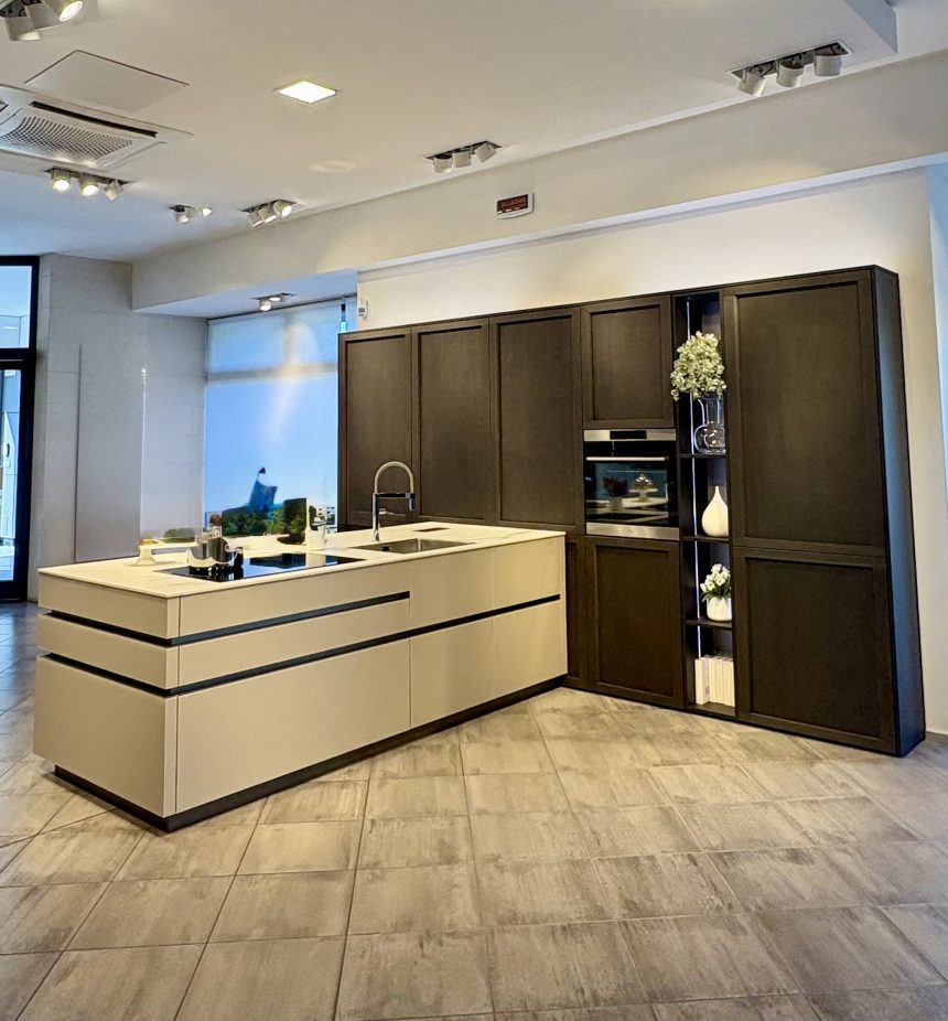 Cucina con Isola Veneta Cucine CONVIVIO LEGNO FRASSINO E ICONICA IN VETRO OPACO Rinnovo Expo - Image