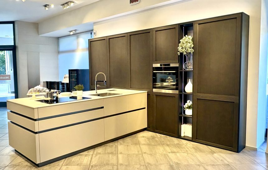 Cucina con Isola Veneta Cucine CONVIVIO LEGNO FRASSINO E ICONICA IN VETRO OPACO Rinnovo Expo - Image