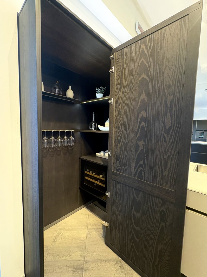 Cucina con Isola Veneta Cucine CONVIVIO LEGNO FRASSINO E ICONICA IN VETRO OPACO Rinnovo Expo - Image