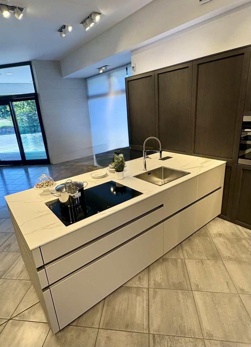 Cucina con Isola Veneta Cucine CONVIVIO LEGNO FRASSINO E ICONICA IN VETRO OPACO Rinnovo Expo - Image