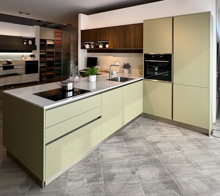 Cucina con penisola Veneta Cucine START J VERDE E NOCE SCURO RIGA Rinnovo Expo - Image