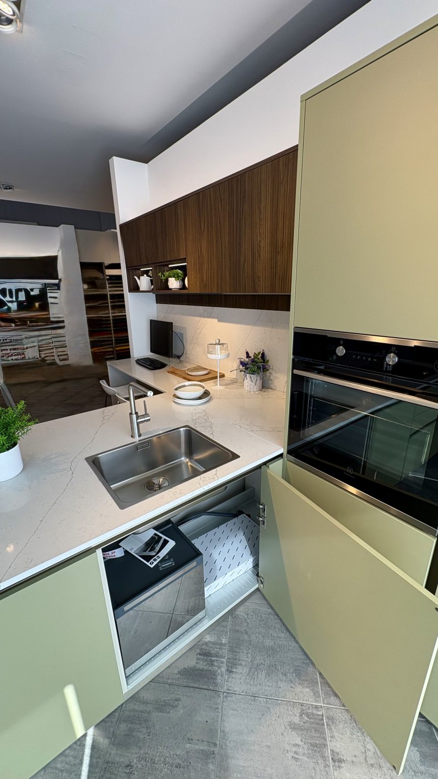 Cucina con penisola Veneta Cucine START J VERDE E NOCE SCURO RIGA Rinnovo Expo - Image