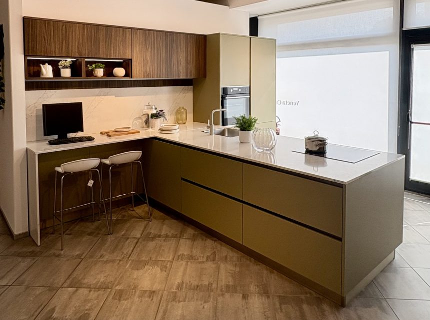 Cucina con penisola Veneta Cucine START J VERDE E NOCE SCURO RIGA Rinnovo Expo - Image