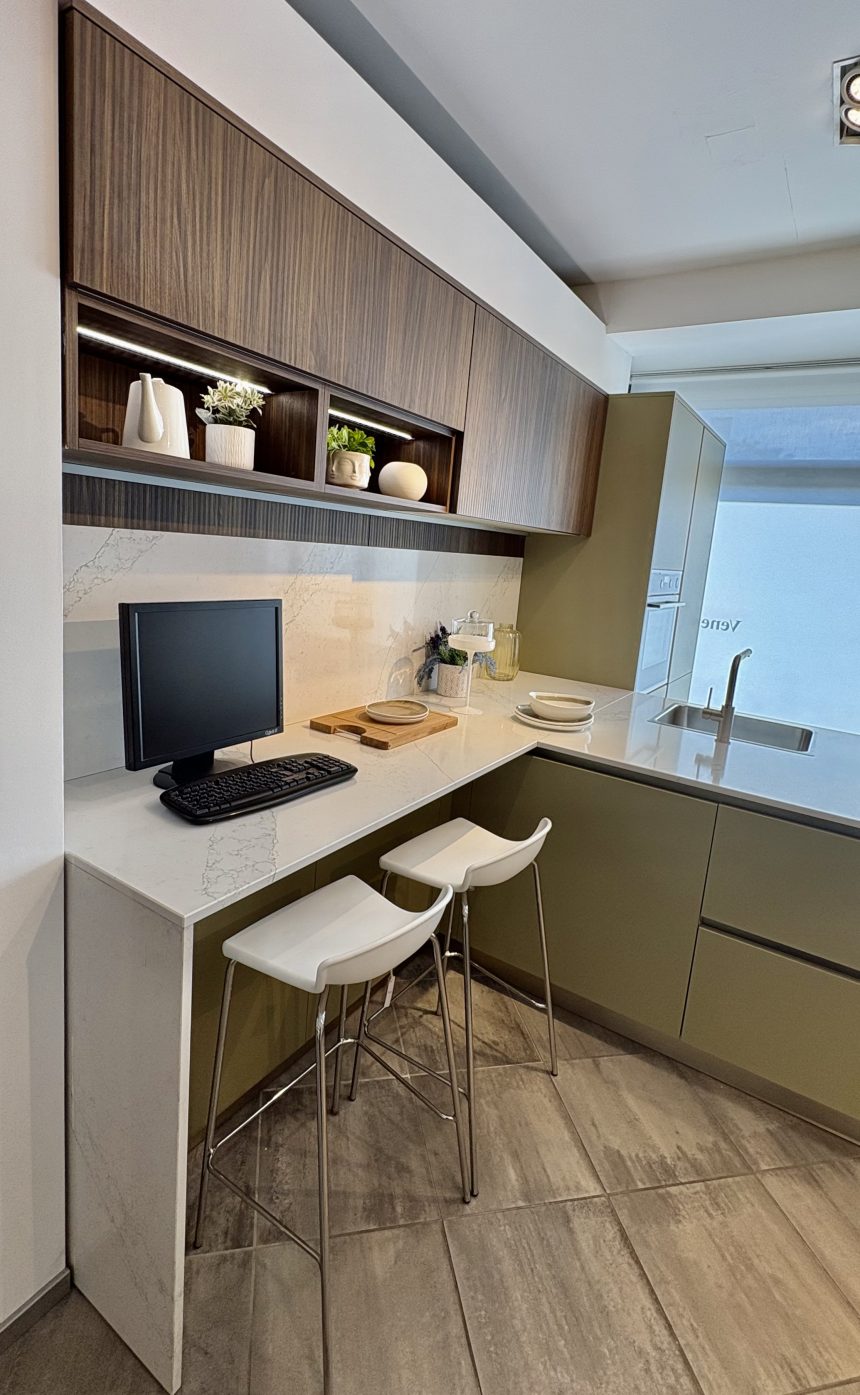 Cucina con penisola Veneta Cucine START J VERDE E NOCE SCURO RIGA Rinnovo Expo - Image
